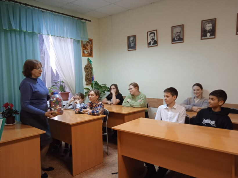 15 апреля преподаватель «Верейской детской школы искусств» Аширова В. В. провела лекцию на тему экологии «Добрые крышечки»