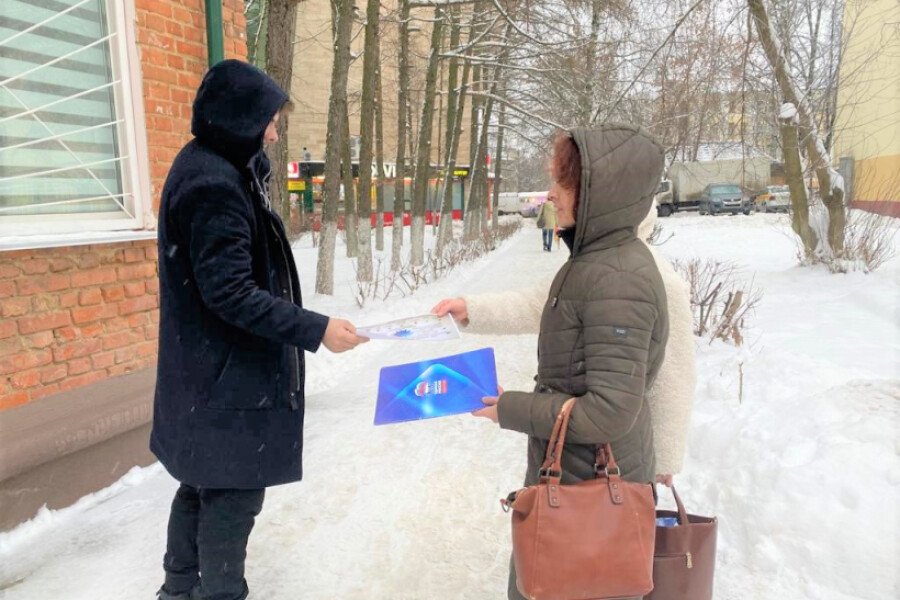 Единоросы Наро-Фоминска приняли участие в акции по раздаче информационных листовок