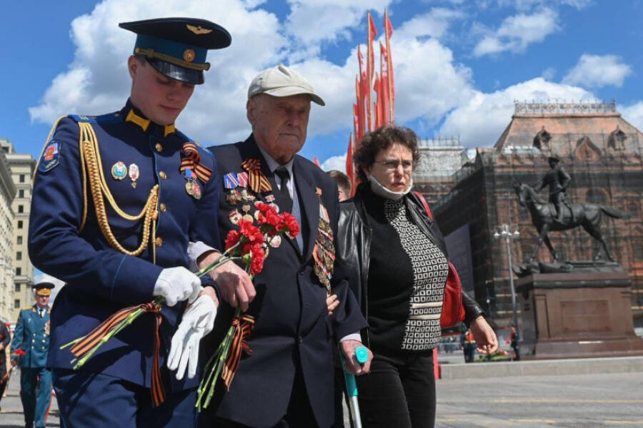 Ветераны посещают Москву в сопровождении медиков