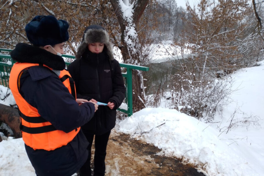 Спасатели «Мособлпожспас» проверили водоем Наро-Фоминского округа на прочность