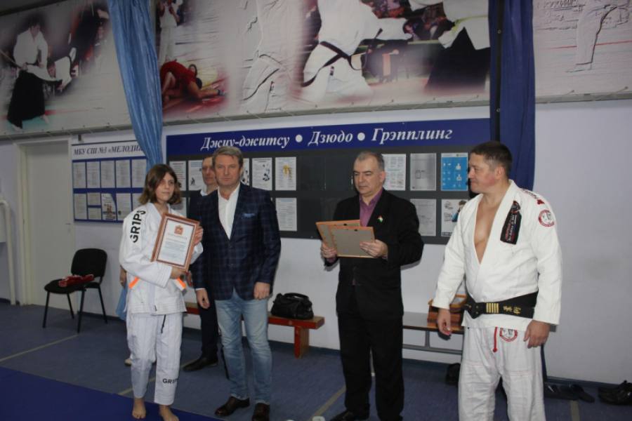 Олег Рожнов наградил борцов спортшколы N 3 "Мелодия"