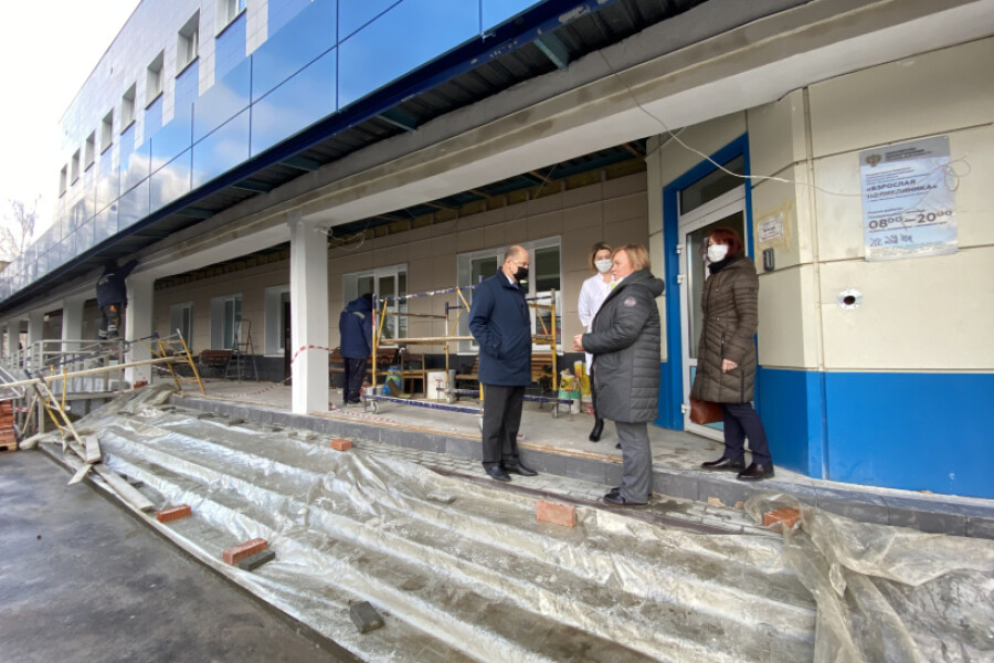 Александр Баранов проверил ход ремонтных работ в Наро-Фоминской взрослой поликлинике