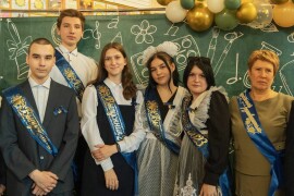 Глава Домодедовского округа посетил церемонию последнего звонка и поздравил выпускников школ