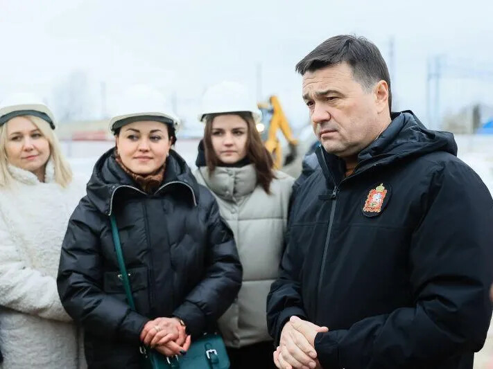 Андрей Воробьев проверил строительство путепровода в Апрелевке