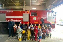 Работники противопожарно-спасательной службы провели экскурсию по пожарной части для воспитанников детского сада в городе Рузе