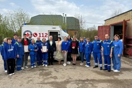 Рузские представители «Молодой гвардии» поздравили врачей скорой помощи
