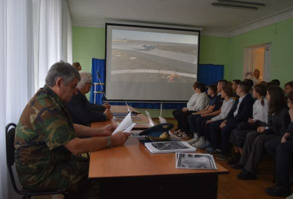 Выдающиеся пилоты Серпухова познакомили школьников с профессией летчика