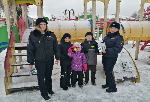 Автоинспекторы Серпухова совместно с инспектором отдела по делам несовершеннолетних провели акцию «Безопасный двор»