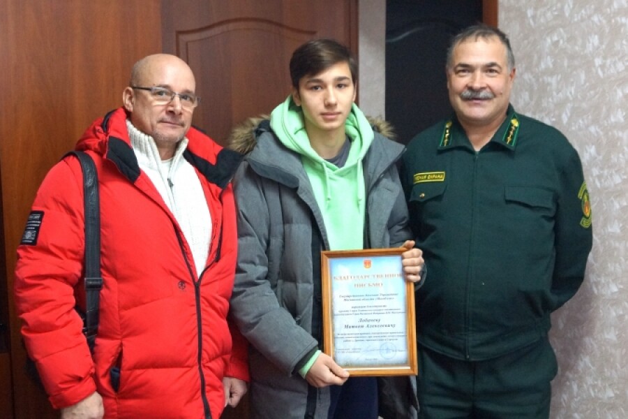 Юный спасатель леса Дракино с гордостью принял награду