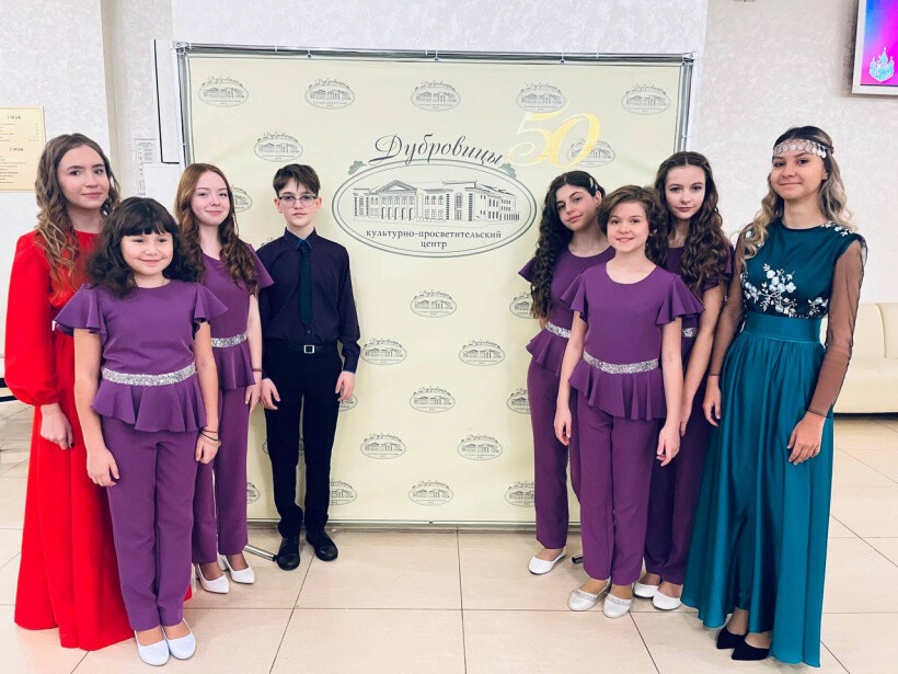 Дворец культуры «Россия» от всей души поздравляет воспитанников, родителей и руководителя студии эстрадного вокала «Лира»