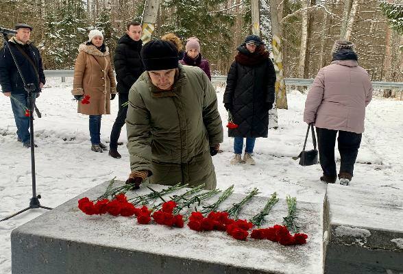 Члены общественных организаций Серпухова возложили цветы к мемориалу партизанского отряда