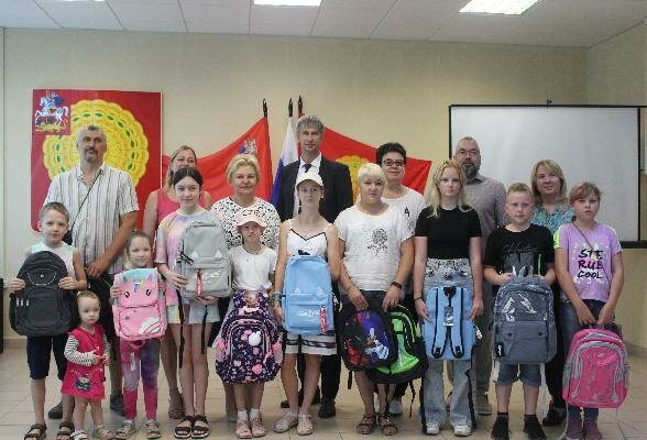 Представители Сбербанка совместно с сотрудниками Управления социальной защиты вручили школьникам рюкзаки