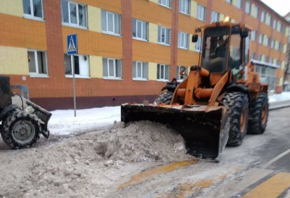 В праздничные выходные в Серпухове продолжаются работы по очистке снега на дорогах
