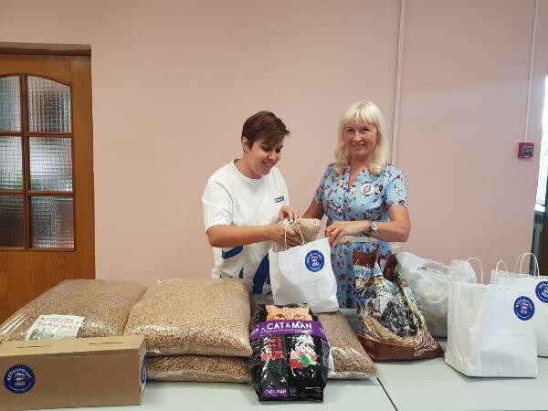 Сторонники «Единой России» передали корма в приют для бездомных животных Серпухова