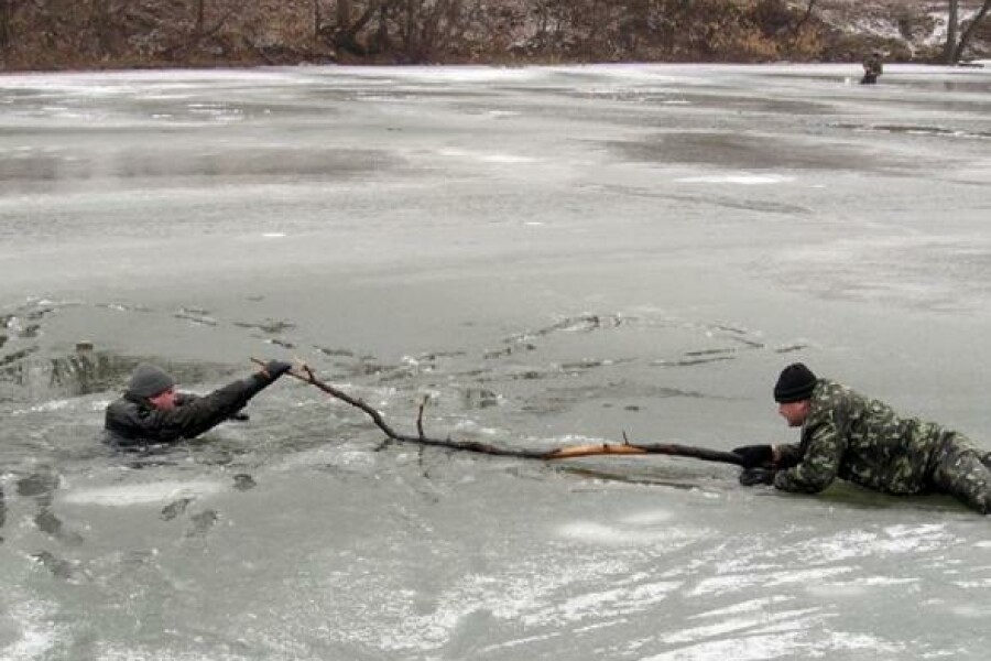 Серпуховичам напомнили правила оказания помощи провалившемуся под лед