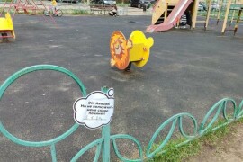 Стикеры во дворах информируют, когда отремонтируют детскую площадку