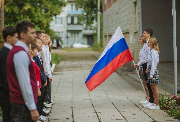 Каждую учебную неделю в Серпухове начинают с поднятия флага и исполнения гимна
