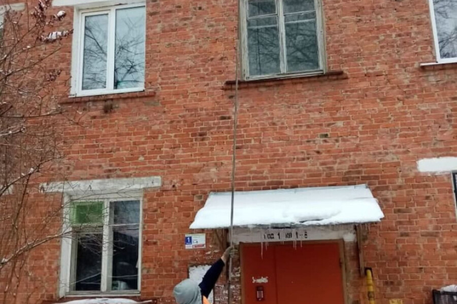 В Серпухове коммунальные службы удаляют сосульки и наледь с крыш домов