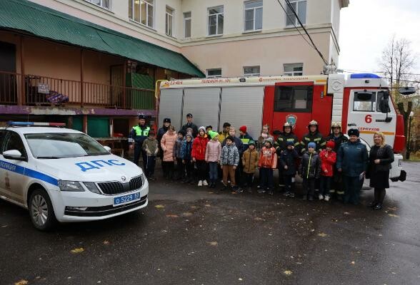 Юные жители Серпухова познакомились профессиями пожарного и инспектора ДПС