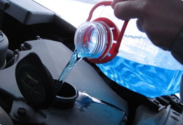 Жителей Серпухова предостерегают об опасности фальсифицированной стеклоомывающей жидкости