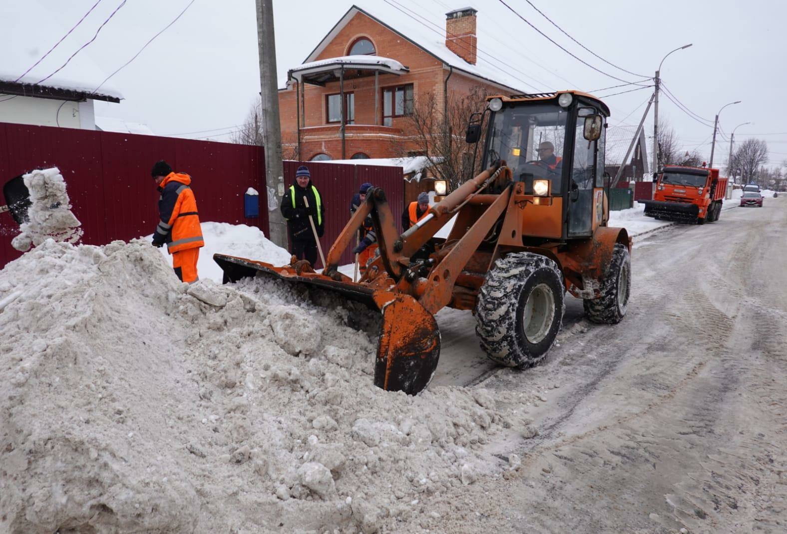 Коммунальные службы г.о. Серпухов продолжают работу по уборке территории муниципалитета