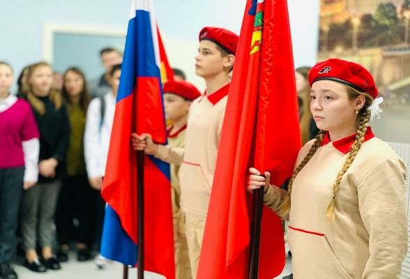 Новую неделю школы Серпухова по традиции начали с торжественной церемонии поднятия флага и исполнения гимна