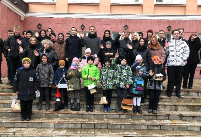 «Покормите птиц!» призывают школьники Серпухова и первыми подают пример