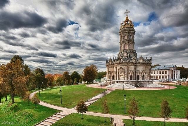 В 80 км от Серпухова находится удивительная Церковь Знамения Пресвятой Богородицы