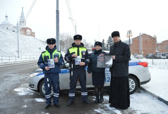 В Серпухове сотрудники Госавтоинспекции провели акцию в преддверии Всемирного дня памяти жертв дорожно-транспортных происшествий