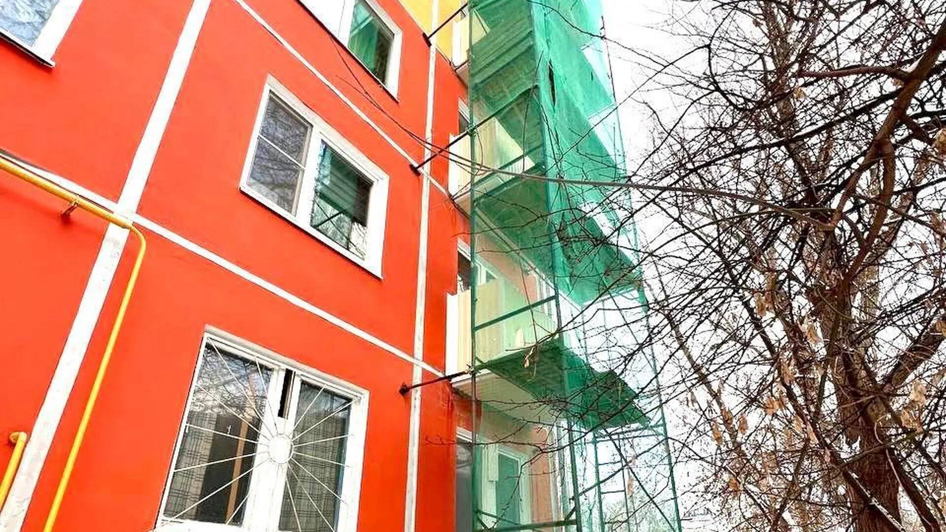 В доме № 14 на улице Героев Курсантов в Королеве меняют балконные плиты