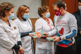 Волонтеры Подмосковья вручили медикам 29 тыс сертификатов на мороженое